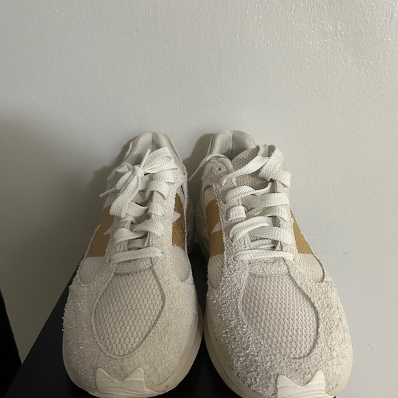 New balance sneakers hardly worn - Picture 3 of 4